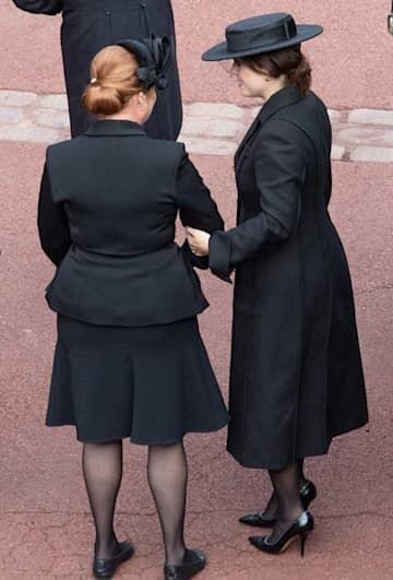 Casual Kate Middleton, Kate Middleton Sister, Sarah Ferguson Wedding, Princess Eugenie And Beatrice, Sarah Duchess Of York, Royal Family Fashion, Kate Middleton News, Military Style Coats, Nail It