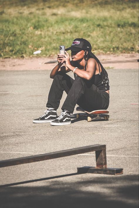 Female Skateboarder Aesthetic, Skate Outfits Women, Skate Aesthetic Girl, Skateboard Poses, Female Skateboarder, Personality Collage, Skater Style Outfits, Skatepark Photoshoot, Skateboard Culture