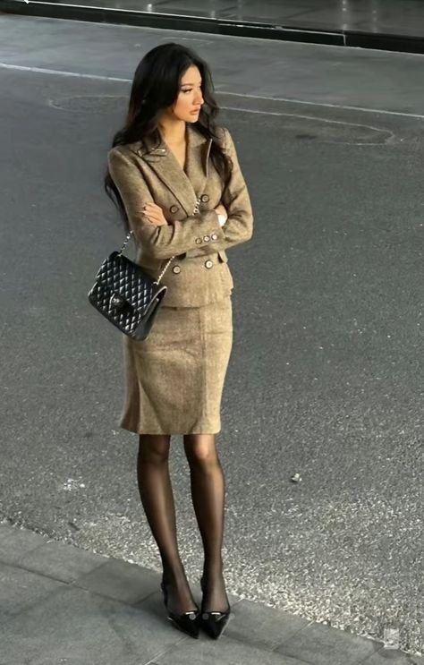 Office Fits Aesthetic, Office Siren 2000s, Rich Girl Outfits Aesthetic, Rich Business Woman Outfits, Office Siren Fashion, Old Money Woman Aesthetic, Office Siren Outfits Winter, Classy Rich Outfits, Winter Elegant Outfit Classy Chic