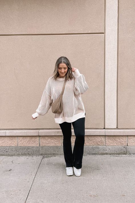 comfy midsize fall outfit Flare Leggings Midsize, Black Flared Leggings Outfit, Midsize Fashion Fall, Style Fall 2023, Fall 2023 Outfits, Flare Leggings Outfit, Black Flare Leggings, Neutral Fall Outfits, Fall 2023 Fashion