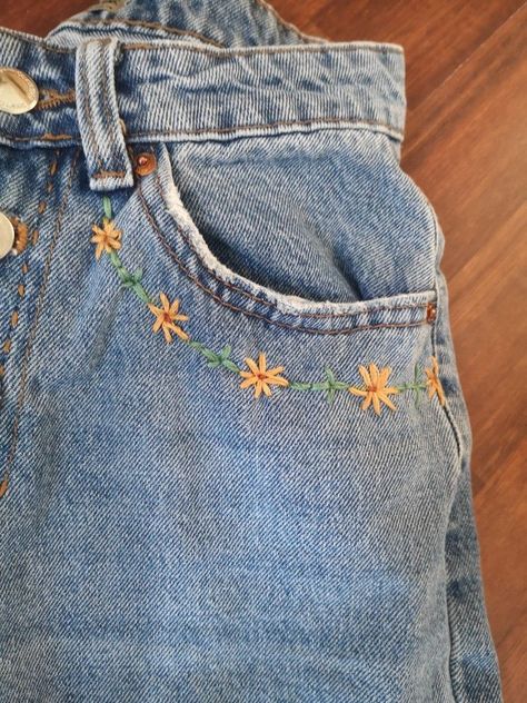 embroidery patterns Jean Short Embroidery Diy, Embroidery Patterns Jeans Pocket, Easy Clothing Embroidery Ideas, Jean Embroidery Flowers, Easy Embroidery On Jeans, Easy Jeans Embroidery, Easy Embroidery Jeans, Patch Work On Jeans, Overall Embroidery Ideas