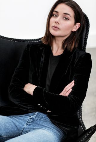 Fashion or Lifestyle? Black Velvet Blazer Outfit, Velvet Blazer Outfit, Harper Harley, Harper And Harley, Sara Donaldson, Professional Profile Pictures, Demin Jeans, Haircut 2023, Black Velvet Blazer