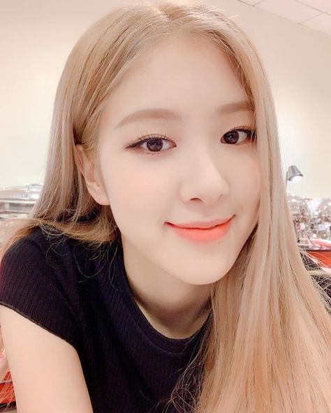 Rosé https://familytron.com/rose/ Blackpink Selca, Rosé Instagram Update, Comfort Person, Rose Makeup, Valentines Day Makeup, Rose And Rosie, Rosé Instagram, Park Rosé, Cute Rose