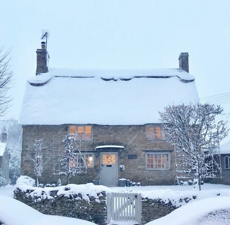 Cottages England, Deco Champetre, My French Country Home, England Homes, Cottage Shabby Chic, Favourite Movie, English Country Decor, Thatched Cottage, Dream Cottage