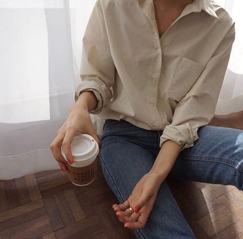 Less is more. Minimal style inspo. Nude shirt & blue denim jeans #minimalstyle #styleinspo Nude Shirt, Minimal Stil, Mode Inspo, 가을 패션, Looks Style, Looks Vintage, Minimal Fashion, Look Fashion, Minimalist Fashion