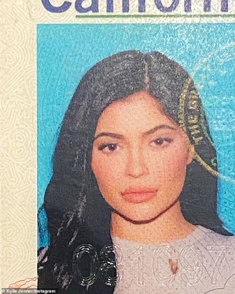 Kylie Jenner shows off glamorous driver's license photo... after organizing her accessories closet | Daily Mail Online Pretty Id Card Picture, Yearbook Photo, Trajes Kylie Jenner, Passport Pictures, Jenner Sisters, Passport Photo, Id Photo, Kylie Kristen Jenner, King Kylie