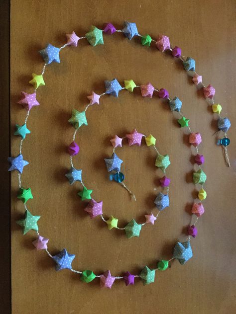 Paper Stars Garland, Paper Star Chain, Origami Lucky Stars Ideas, Origami Lucky Stars, Hanging Origami, Origami Garland, Stars Garland, Star Origami, Origami Lucky Star