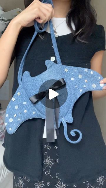 janie’s daisies on Instagram: "manta ray pattern release TOMORROW!!!!! s/o to the girl who said “my little crow brain loves this” bc YOU ARE SO RIGHT!  #sewing #mantaray #jantaray" Ocean Sewing Projects, Manta Ray Sewing Pattern, Bag Ideas Aesthetic, Sewing Projects Aesthetic, Craft With Friends, Random Hobbies, Aesthetic Crochet Bag, Simple Crochet Bag, Trendy Crochet Bag