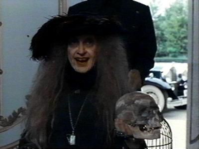 Grandmama Eudora | Which character from "The Addams Family" are you? - Quiz Grandma Addams Makeup, Addams Family Members, Thing Addams, Addams Family 1991, Making Potions, Addams Family Halloween, Grandma Costume, Halloween Costume 2023, Halloween Cosplay Ideas