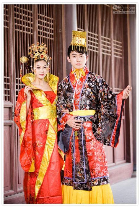 Get made up and take photos in a traditional Singaporean royal outfit Singapore Costume, Chinese Wedding Traditions, Singapore Outfit, Singapore Map, Chinese Clothing Traditional, Singapore Dollar, Singapore Noodles, Asian Traditional Clothes, Singapore Fashion