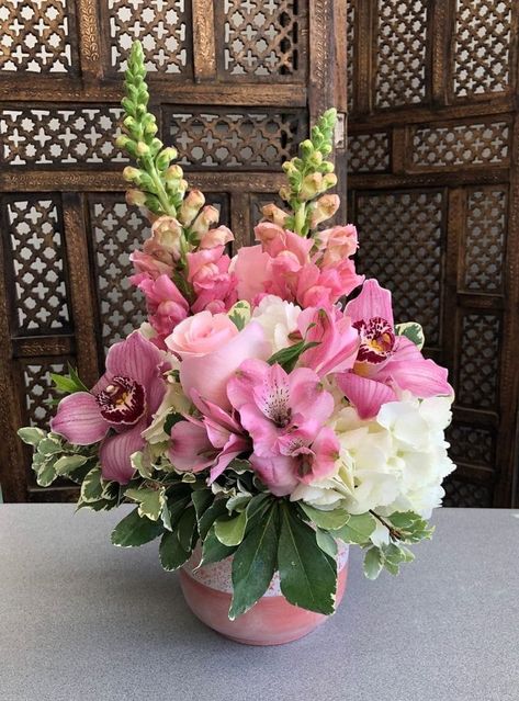 Tall Floral Arrangements, Luxury Flower Bouquets, Large Floral Arrangements, Modern Wedding Flowers, Cheap Flowers, Creative Flower Arrangements, Boquette Flowers, Flower Shops, Flower Vase Arrangements