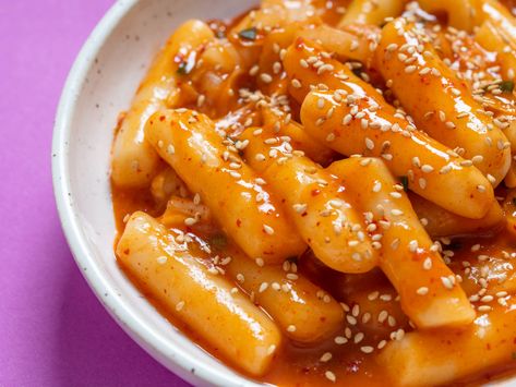 Tteokbokki is a Korean street food snack made primarily of chewy rice cakes and fiery, funky gochujang chili paste. In Lonely Planet's The World's Best Spicy Food, the cakes are tossed with slices of fried eomuk fish cake, cabbage, scallions, and garlic. Cooking Short Ribs, Fried Chicken Restaurant, Korean Rice Cake, Rice Cake Recipes, Potato Noodles, Sweet And Spicy Sauce, Arroz Frito, Easy Potato Recipes, Korea Food