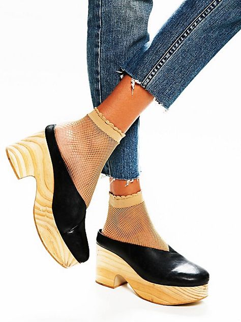 Platform Clogs Outfit, Professional Work Fashion, Clogs Outfit Winter, Platform Clogs Shoes, Clogs Outfit, Jack Rogers Sandals, Tassel Shoes, Clogs Style, Platform Clogs