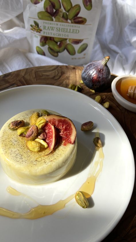 Panacota Recipe, Fig Dessert, Raw Pistachios, Roasted Figs, Panna Cotta Recipe, Pistachio Cream, Plated Desserts, Mini Desserts, Spicy Recipes