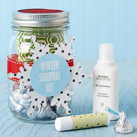 Adorable Mason Jar Christmas Crafts Winter Gift Basket Ideas, Winter Survival Kit, Winter Gift Basket, Crafts Winter, Mason Jar Christmas Crafts, Dress For Teens, Paper Circle, Easy Holidays Crafts, Winter Survival