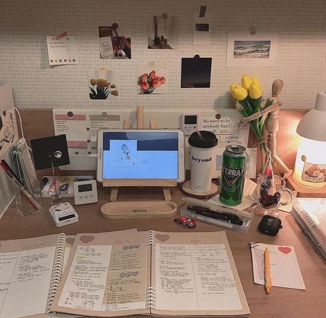 ˏˋ @vensooya ˎˊ˗ // © 𝙘𝙧𝙚𝙙𝙞𝙩 𝙩𝙤 𝙤𝙬𝙣𝙚𝙧 ! // desk aesthetic Study Table Aesthetic, Table Aesthetic, Study Desk Decor, Study Corner, Desk Inspiration, Study Room Decor, Study Rooms, Aesthetic Rooms, Study Areas