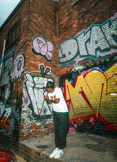 Graffiti Pictures Photography, 90s Graffiti Aesthetic, Graffiti Fashion Photography, Graffiti Picture Ideas, Urban Aesthetic Photography, Nyc Street Photoshoot, Streetwear Picture Ideas, Places To Take Pictures For Instagram, Graffiti Senior Pictures