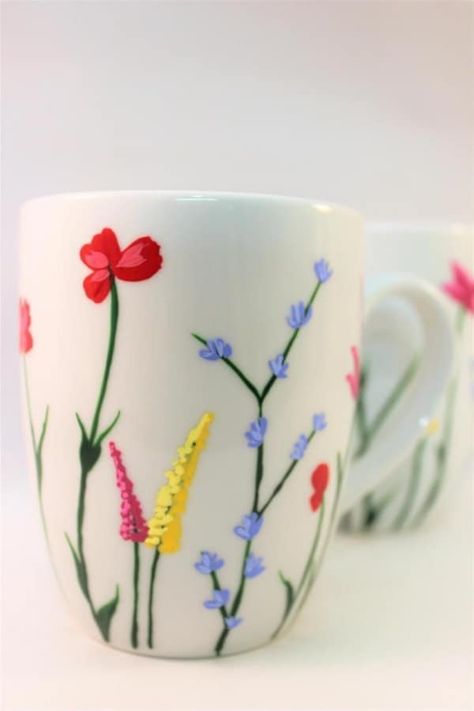 45 Beautiful Pottery Painting Ideas For Beginners – Artistic Haven Cups Painting Ideas, Ceramic Painting Flowers, Drawing On Mugs, Clay Cafe Painting Ideas, Mug Designs Painted, Pottery Painting Flowers, Mug Drawing Ideas, Mug Pottery Painting Ideas, Cute Mug Painting Ideas