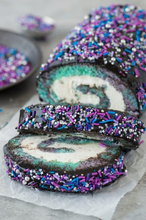 Galaxy Cake Roll Galaxy Food, Galaxy Desserts, Teal Cake, Swiss Roll Cakes, Galaxy Birthday, Galaxy Cake, Galaxy Party, Swiss Rolls, Roll Cakes