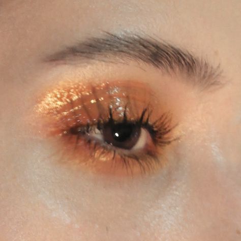 Glowy Orange Makeup, Orange Concert Outfit, Orange Glitter Makeup, Wet Eyeshadow Look, Orange Dress Aesthetic, Orange Glitter Eyeshadow, Orange Lipgloss, Wet Eyeshadow, Orange Lip Gloss