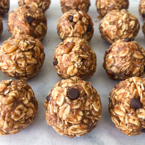 No Bake Chunky Monkey Energy Balls (High Protein) - Wake Up and Kale Monkey Balls, No Bake Energy Balls, Quick And Easy Desserts, No Bake Energy, Money Energy, Protein Balls Recipes, Energy Bites Recipes, Protein Bowls, Energy Ball Recipe