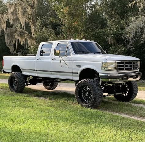 Old Diesel Trucks, 97 Ford F250 Powerstroke, Chevrolet Trucks Old, Old Country Trucks, Square Body Ford, 90s Chevy Trucks, 1980s Trucks, Square Body Trucks, Ford Lifted Trucks