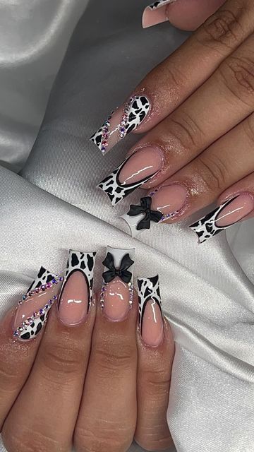 Cheetah And Cow Print Nails, Halloween Cow Print Nails, Cow Girl Nail Design, Square Acrylic Nails Trendy, Cow Inspired Nails, Sunflower Cow Print Nails, Cow Print Fall Nails, Frenchies With Design, Christmas Cow Nails