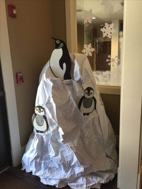 Snow Themed Decorations, Arctic Decorations Diy, Arctic Party Decorations, Christmas Penguin Crafts, Christmas School Fair Ideas, Diy Penguin Decorations, Penguin Decorations Christmas, Winter Wonderland Party Decor, Arctic Vbs Decorations