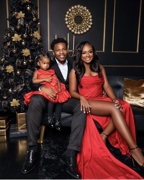 Holiday Black Family Photos, Red And Green Family Christmas Pictures, Family Christmas Pictures Aesthetic, Black And Gold Christmas Photo Shoot, Family Of 6 Christmas Pictures, Christmas Photos Black Family, Extended Family Photo Shoot Ideas, Christmas Outfit For Family Pictures, Black Christmas Photoshoot Family