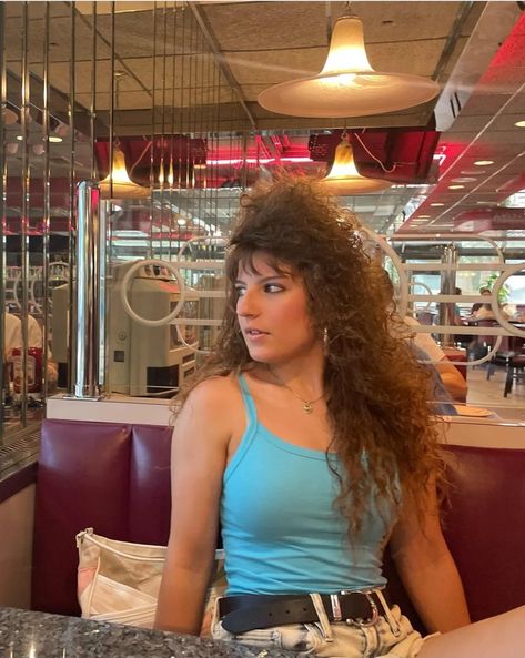 Insta: glitterwave80s 80s Skirt Outfit, 70s Teen Fashion, 70s Core, Gang Outfits, 80s Rock Aesthetic, 80s Rock Hair, 80s Fits, 80s Things, 80's Aesthetic