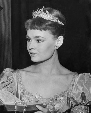 20 Heavenly Archive Images Of Judi Dench | British Vogue Judi Dench Young, Judy Dench, Ian Mckellen, Septième Art, Judi Dench, Stage Actor, British Actors, Vintage Hollywood, Famous Faces