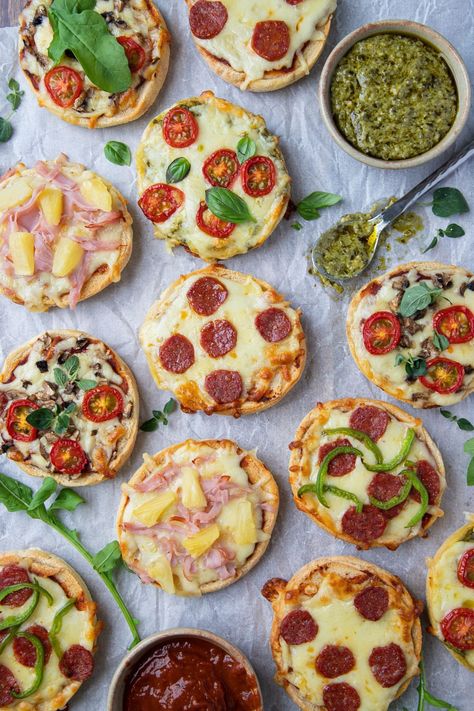 Muffin Base, Pizza Toppings Combinations, Mini Pizza Recipes, Family Snacks, Pizza Muffins, Lunchbox Treats, Catering Ideas Food, Mini Pizzas, A Healthy Breakfast