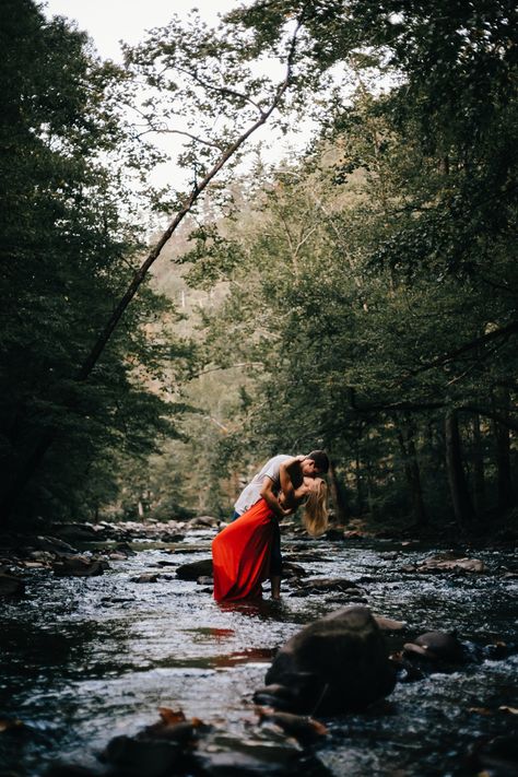 Smoky Mountain Couple Photos, Mountain Pre Wedding Photography, Engagement Photos By The River, Fall Creek Photoshoot, Creek Pictures Couples, Engagement Photos In Water Rivers, Wilderness Engagement Photos, Twilight Inspired Engagement Photos, Creek Wedding Photos