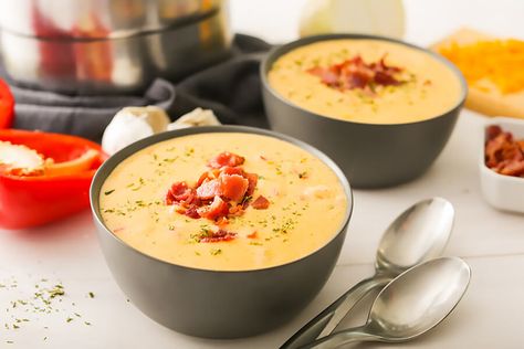 This beer cheese soup has all the elements of a great meal: heavy cream, crumbly bacon, melted cheese, and low-carb beer. Low Carb Beer, Beer Cheese Soups, Beer Bacon, Soup Appetizers, Keto Foods, Beer Cheese, Cheesecake Factory, Low Carb Soup, Diet Keto