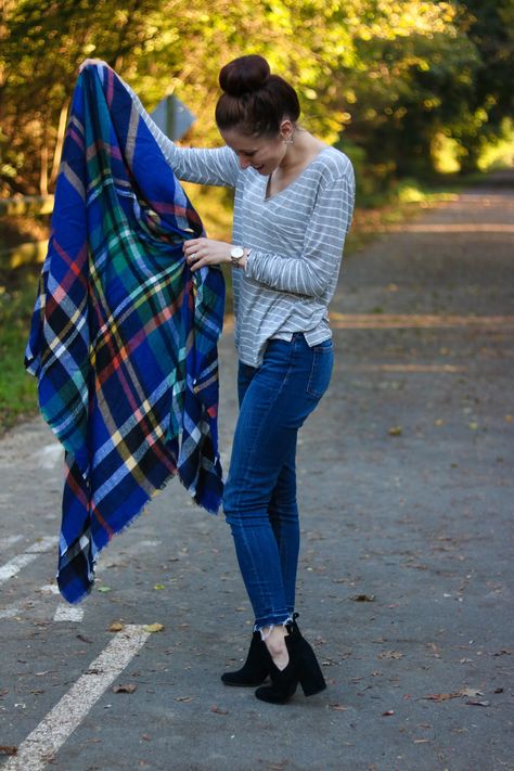 Looking for a cute Plaid Blanket Scarf? Popular Philadelphia fashion blogger Coming Up Roses features the perfect one and shares 10 ways to wear a blanket scarf + step-by-step how to tie it correctly! Click here now for all the info! Flannel Blanket Scarf, Tying Ties, Blanket Scarf Tutorial, Philadelphia Fashion, Ankle Boots Skirt, Blanket Scarf Outfit, Ankle Boots With Leggings, High Tops Outfit, How To Wear A Blanket Scarf