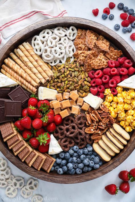 Fruit And Snack Platter, Easy Food Platters, Good Platter Ideas, Sweet Platter Ideas Snacks, Salty Sweet Charcuterie Board, Sweet Treat Board, Snacks Board Ideas, Platter Ideas Sweet, Sweet Platters Ideas