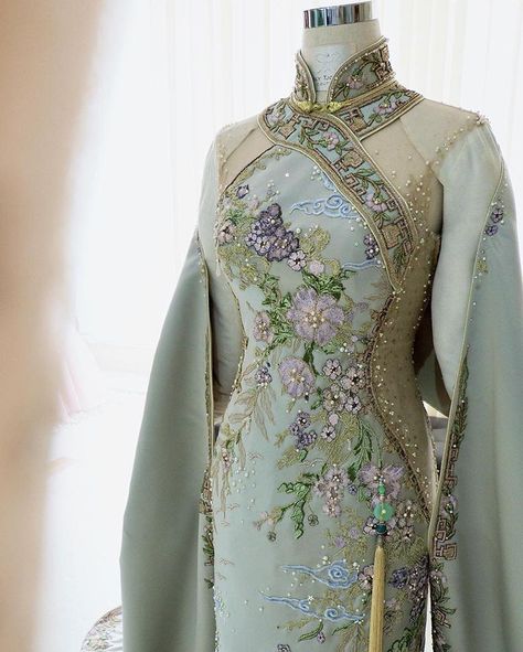 Chinese Gown Traditional, Chinese Royal Dress, Luxury Traditional Cheongsam For Party, Fantasy Cheongsam, Sangjit Dress, Chinese New Year Outfit, Luxury Long Sleeve Traditional Cheongsam, Chinese Gown, Asian Style Dress