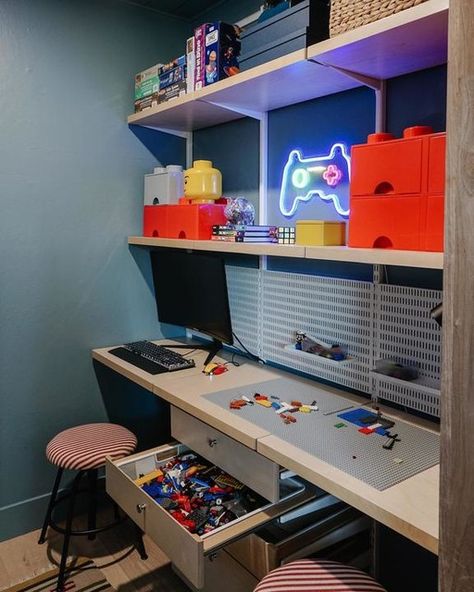 Lego Desk With Storage, Elfa Desk, Gamer Boy Bedroom, Boys Room Gamer, Elfa System, Lego Desk, A Walk In Closet, Desk System, Toy Storage Solutions