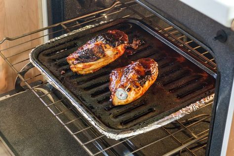 How to Broil Chicken in the Oven Broiled Chicken Recipes, Broil Chicken, Oven Grilled Chicken, Dieting Foods, Attainable Sustainable, Broiler Chicken, Phonics Cards, Oven Baked Chicken Breasts, Broiler Pan