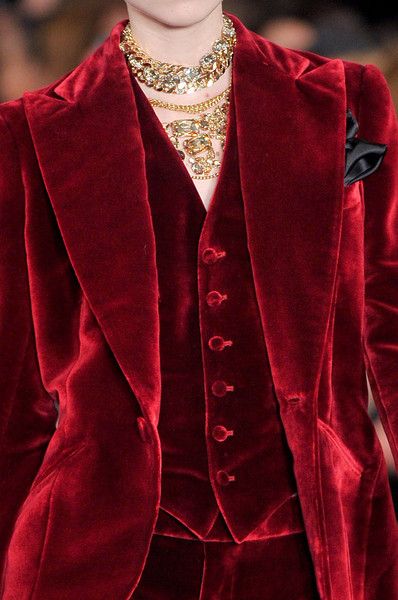 Ralph Lauren red velvet tux Fall 2012 Detail Couture, Ralph Lauren Fall, Vampire Queen, New York Fall, Red Suit, Red Vintage, Mode Inspiration, Shades Of Red, Modern Fashion