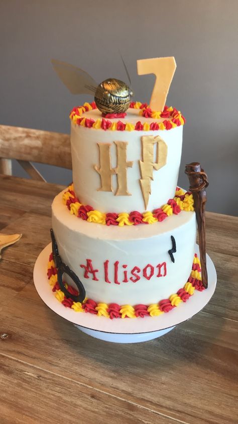 Harry Potter Small Cake, Easy Harry Potter Cakes, Harry Potter Birthday Cake Easy, Harry Potter Bday Cake, Simple Harry Potter Cake Ideas, Simple Harry Potter Cake, Harry Potter Cakes Birthday, Harry Potter Shower Ideas, Harry Potter Anniversary