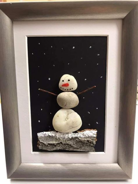 Christmas Pebble Art Pictures, Christmas Rock Art Pictures, Holiday Pebble Art, Snowman Pebble Art, Winter Pebble Art, Christmas Pebble Art Ideas, Pebble Art Ideas Inspiration, Beach Rock Art, Christmas Pebble Art