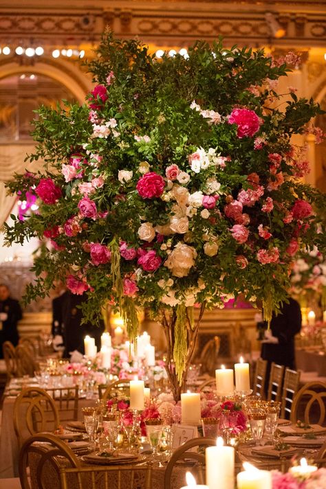 Wedding Red And Gold, Red And Gold Theme, Black Wedding Decorations, Branch Centerpieces, Modern Indian Wedding, Tall Wedding Centerpieces, Pink Wedding Inspiration, Centerpieces Floral, Tree Centerpieces