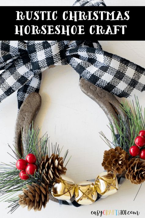 Rustic Christmas Horseshoe Craft Easy Horseshoe Crafts, Horse Christmas Decorations Diy, Horseshoe Wreath Diy, Christmas Horse Shoe Crafts, Diy Horse Christmas Ornaments, Horseshoe Christmas Decorations, Christmas Horseshoe Crafts, Horseshoe Ornaments, Horseshoe Crafts Diy