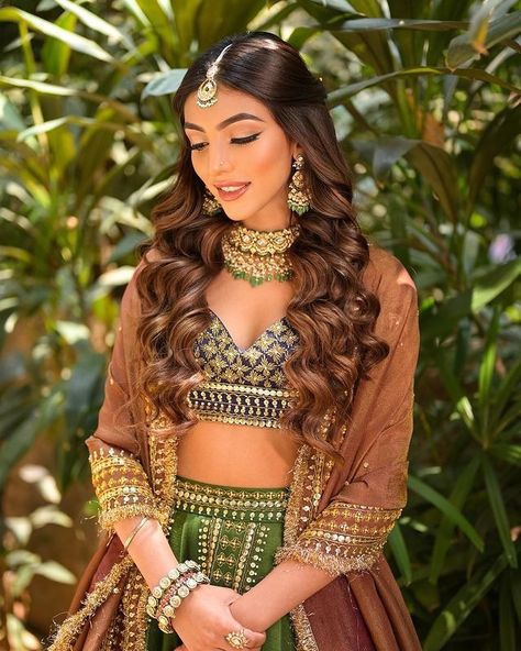 Instagram • Chats Mehendi Looks For Bride, Open Hairstyles Indian Wedding, Hairstyle For Lehenga, Lehenga Hairstyles, Curled Hairstyles For Medium Hair, Indian Wedding Makeup, Indian Bridesmaids, Engagement Hairstyles, Bridal Makeup Images