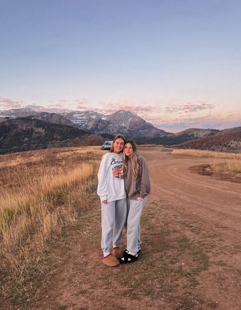 Hiking Pictures With Friends, Cute Hiking Outfit Fall, Hiking Photoshoot, Hiking Pictures, Colorado Hiking, Colorado Travel, Granola Girl, Photo Op, Hiking Outfit