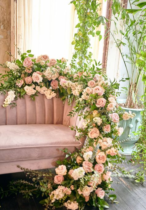 Maternity shoot with a pink sofa decorated with pink flowers. Flowers Around Sofa Wedding, Bridal Suite Floral Decor, Couch Floral Installation, Floral Bridal Backdrop, Unique Floral Installations, Sofa Wedding Decor, Pink Maternity Shoot, Floral Backdrop Photoshoot, Flower Couch