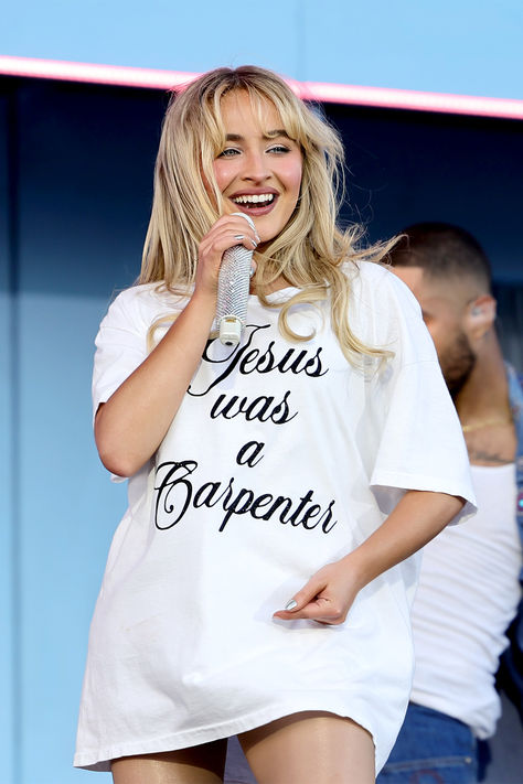 #SabrinaCarpenter wears a cheeky "Jesus was a Carpenter" white tee during her #Coachella 2024 set #music #live #style Sabrina Carpenter Concert, Celebrity Shirts, Carpenters Shirts, Baby Tee Shirt, Sabrina Carpenter Style, Sabrina Carpenter Outfits, Festival Merchandise, Cute Tshirt, Pop Art Fashion