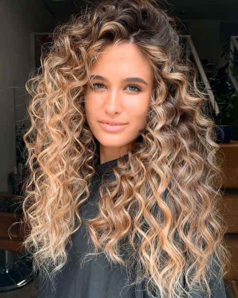 Roots With Blonde Hair, Blonde Hair With Brown Roots, Blonde Highlights Curly Hair, Ombre Curly Hair, Blonde Hair With Roots, Tan Skin Blonde Hair, Blonde Hair Ideas, Highlights Curly Hair, Icy Blonde Hair