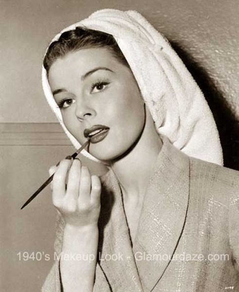 elaine-stewart-1940s-makeup.lipstick brush application tricks 1940's Makeup, 1950's Hair, Elaine Stewart, 1940s Makeup, 1950s Makeup, Ruth Roman, Vintage Actors, 1950s Pinup, Beauty Plan